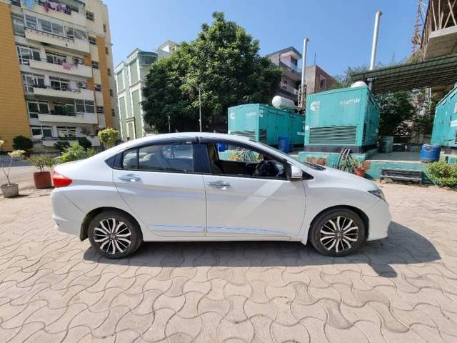 https://images10.gaadi.com/usedcar_image/4196968/original/processed_3eef2ed3-f610-40a1-80bf-d07ace6168aa.jpg?imwidth=6401