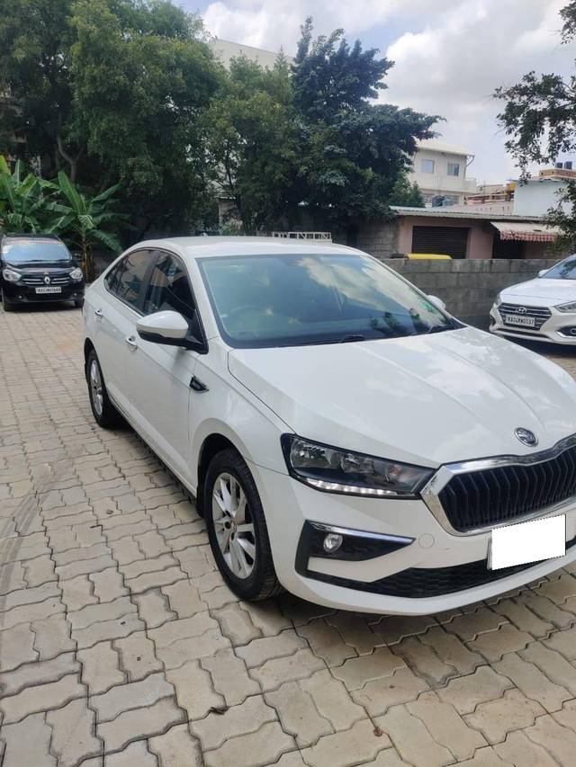 https://images10.gaadi.com/usedcar_image/4196999/original/processed_6ef6a2cafbab7a2a6ecab9f20b7b32dd.jpeg?imwidth=6400