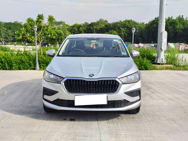 https://images10.gaadi.com/usedcar_image/4197168/original/processed_14bc251df28128ab840a8add5d6868a2.jpg?imwidth=6400