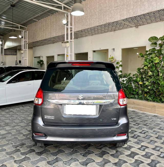 https://images10.gaadi.com/usedcar_image/4197219/original/processed_235c9c086d341738f94a6bb1a9a551b7.jpg?imwidth=6402