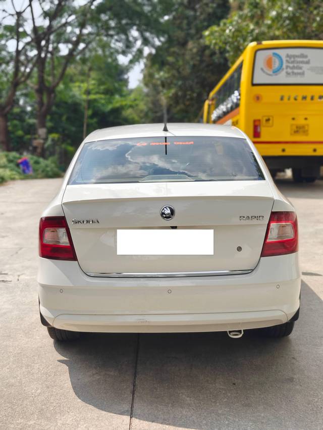 https://images10.gaadi.com/usedcar_image/4197318/original/processed_7cc7bb6a3e0c295c07eefd0ea4d7d583.jpg?imwidth=6402