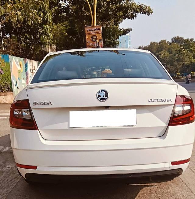 https://images10.gaadi.com/usedcar_image/4197393/original/processed_8d8739c079e70f3035a288f40effa347.jpeg?imwidth=6402