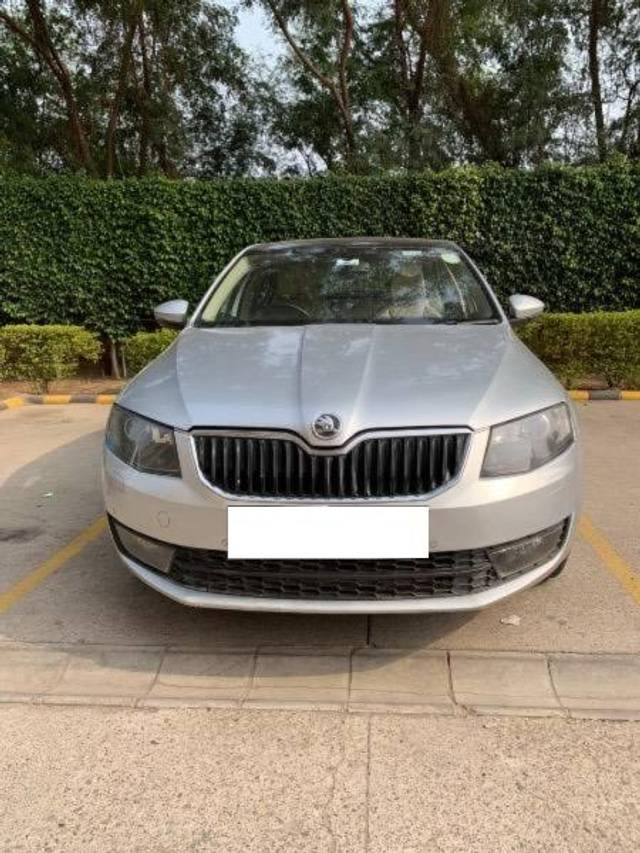 https://images10.gaadi.com/usedcar_image/4197577/original/processed_d06337e6-11ac-4e7e-8c0b-2e284f27c585.jpg?imwidth=6402