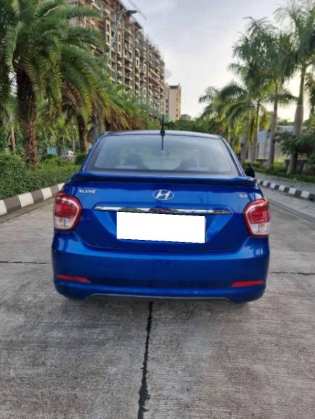 https://images10.gaadi.com/usedcar_image/4198129/original/processed_fb244c75-2b63-425d-896f-3ad26511b6c6.jpg?imwidth=6401