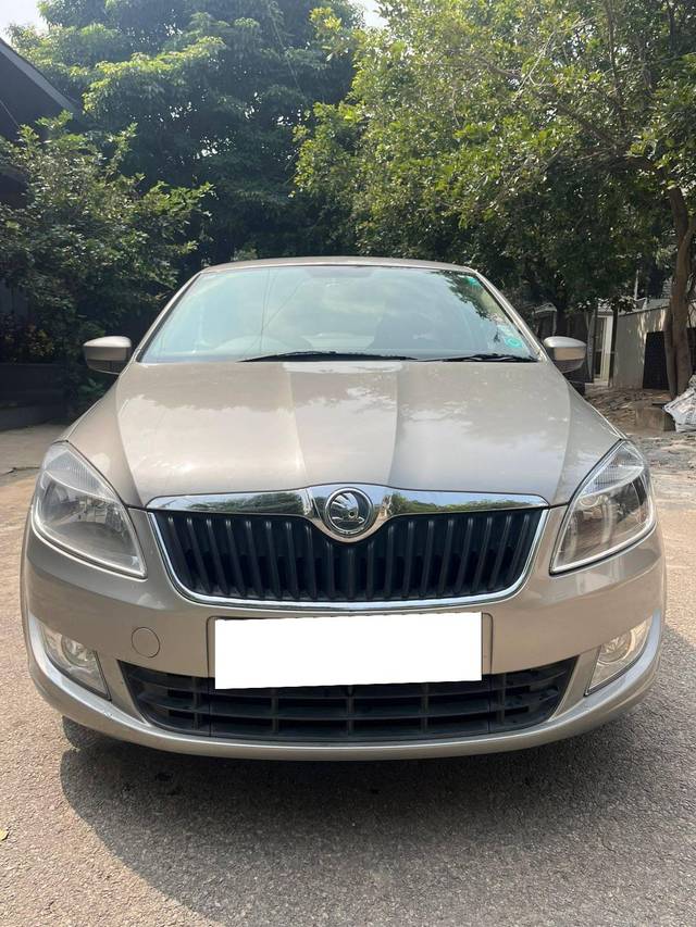 https://images10.gaadi.com/usedcar_image/4198263/original/processed_925394b3839f918b47de493cf77abbca.jpg?imwidth=6400