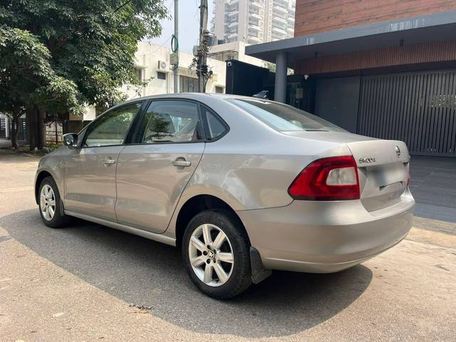 https://images10.gaadi.com/usedcar_image/4198263/original/processed_ec22286832f67033ef3b6c4eacc108f9.jpg?imwidth=6402