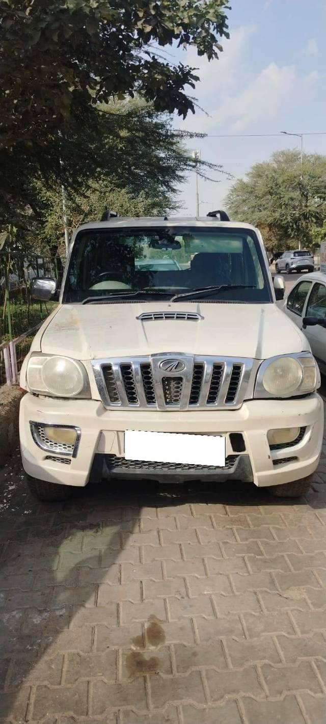 https://images10.gaadi.com/usedcar_image/4198407/original/processed_d62bee06a289c35a33998a03e5776b33.jpg?imwidth=6402