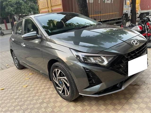 https://images10.gaadi.com/usedcar_image/4198480/original/processed_ceae1804-0472-4997-9e2d-424995411ecd.jpg?imwidth=6400