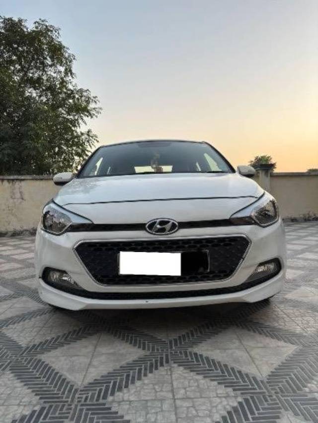 https://images10.gaadi.com/usedcar_image/4199151/original/processed_14441bfd-2417-424b-9397-4005e0b4403d.jpg?imwidth=6400