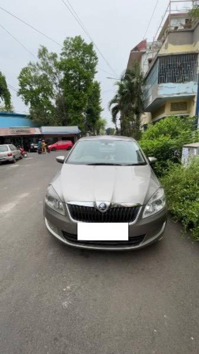 https://images10.gaadi.com/usedcar_image/4199688/original/processed_d1e4b305-3b93-42ef-90df-1e79fccc67de.jpeg?imwidth=6400