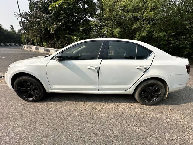 https://images10.gaadi.com/usedcar_image/4200076/original/20935f60be857a4ac1223c59a11344a7.jpg?imwidth=6402