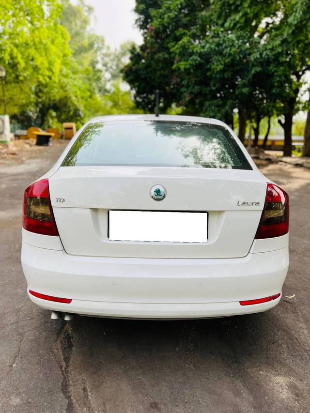 https://images10.gaadi.com/usedcar_image/4200211/original/processed_438fc6d0480612deb8003a0c780837b3.jpg?imwidth=6401