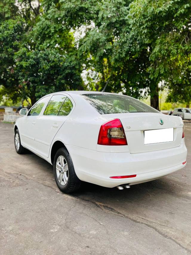 https://images10.gaadi.com/usedcar_image/4200211/original/processed_8c4a2eb480133f36bb6e7f394df00563.jpg?imwidth=6402