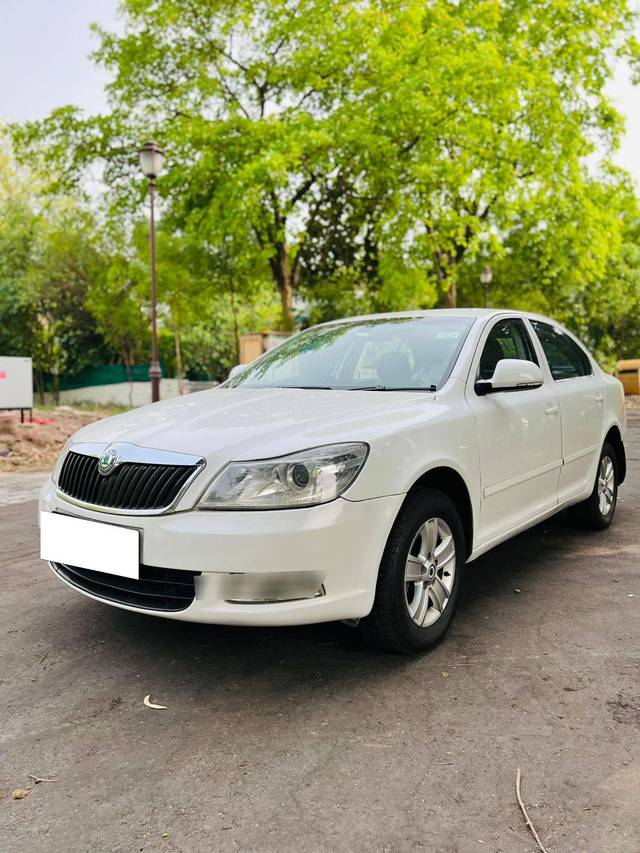 https://images10.gaadi.com/usedcar_image/4200211/original/processed_d11bcf3f8d10f1f7c85dcc85db52cfc5.jpg?imwidth=6400