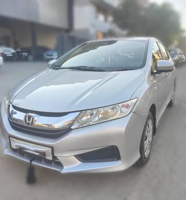 https://images10.gaadi.com/usedcar_image/4200215/original/2bfb6a8002af7108ea9d286c98ed34e3.jpg?imwidth=6401