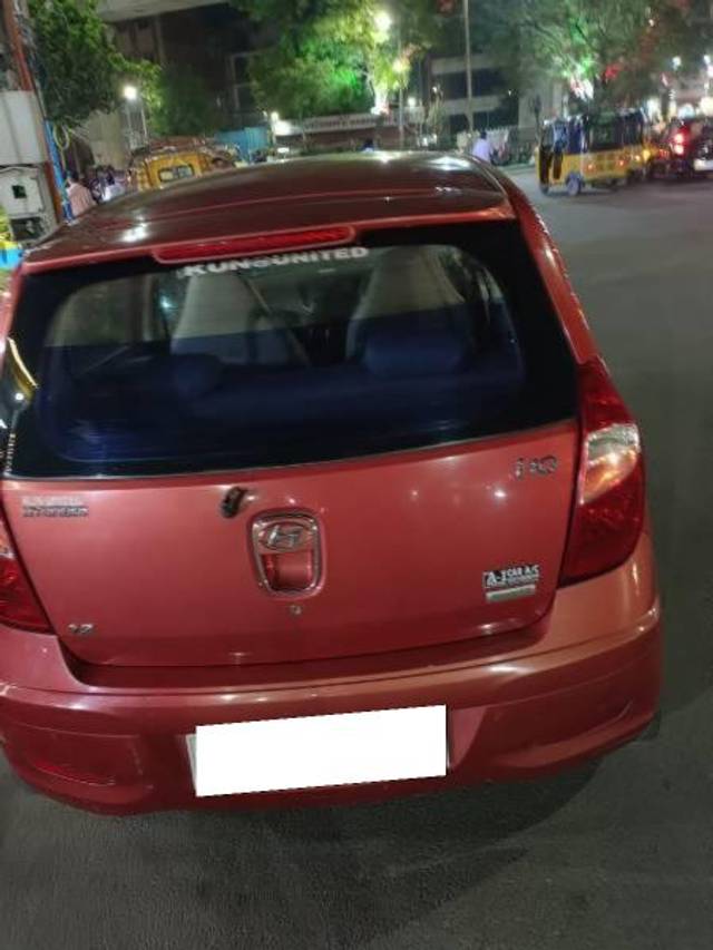 https://images10.gaadi.com/usedcar_image/4200318/original/processed_267085bc-ed50-435d-b751-327157e1316e.jpg?imwidth=6402