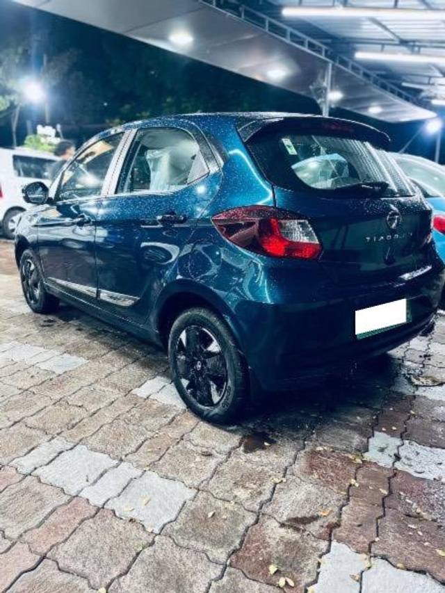 https://images10.gaadi.com/usedcar_image/4200594/original/processed_498a2272-ac57-4489-84ea-8d27d06d117d.jpg?imwidth=6402