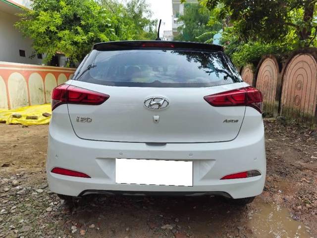 https://images10.gaadi.com/usedcar_image/4200827/original/processed_f98ba292-e888-4975-8605-81022e3ae799.jpg?imwidth=6401