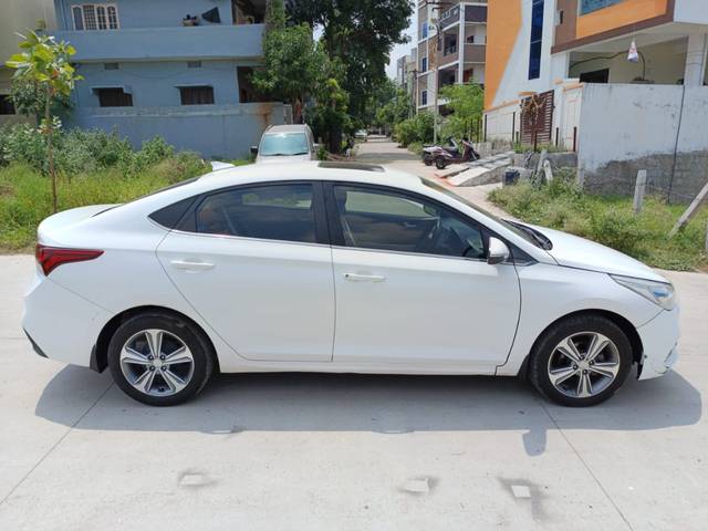 https://images10.gaadi.com/usedcar_image/4201223/original/22c5331fc2ffddb46763b1cbe9f158b4.jpg?imwidth=6401