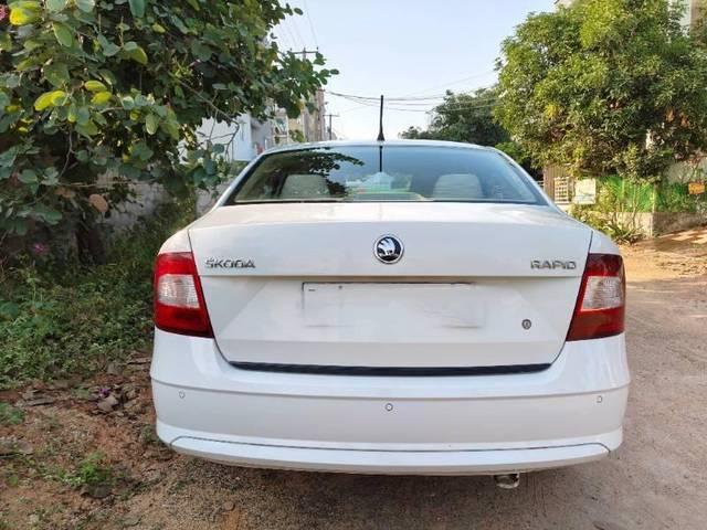 https://images10.gaadi.com/usedcar_image/4201587/original/processed_14143d38-4d1b-4455-940f-f35eb1ed0ad7.jpg?imwidth=6401