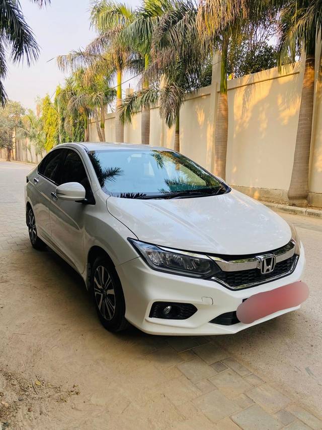 https://images10.gaadi.com/usedcar_image/4202031/original/0cf78ccdf842886be27e489d0083fb6e.jpg?imwidth=6400