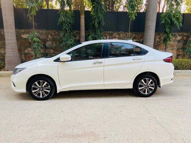 https://images10.gaadi.com/usedcar_image/4202031/original/b7992aeb895455d620cffadf1dca7840.jpg?imwidth=6402