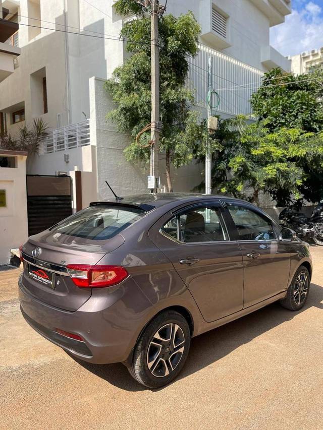 https://images10.gaadi.com/usedcar_image/4202074/original/processed_14c35916bd8ed8c6258d8ab5e9826cc1.jpg?imwidth=6402