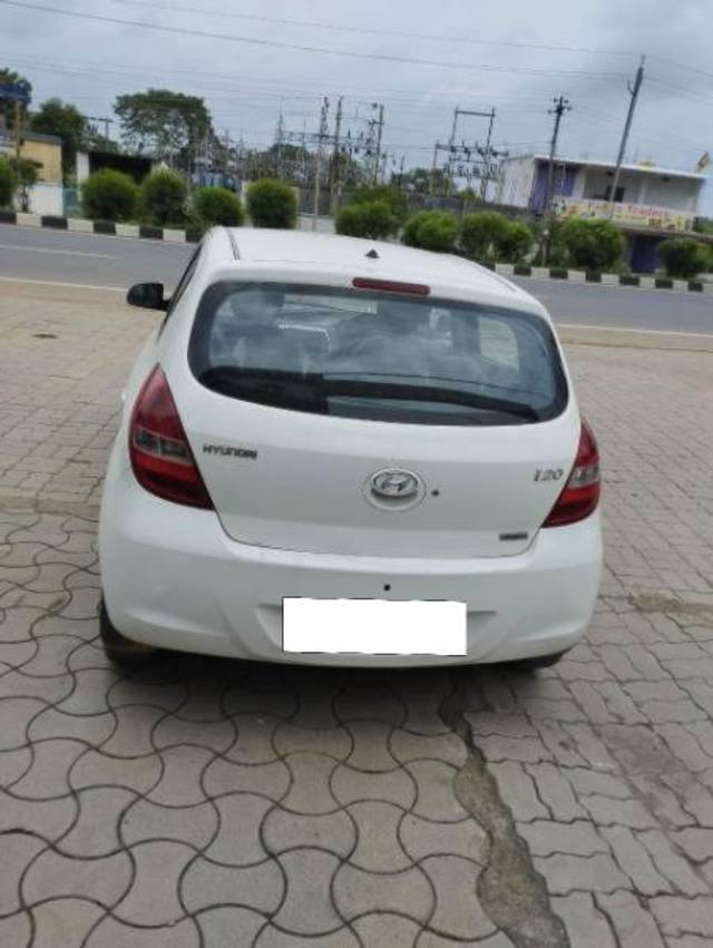 https://images10.gaadi.com/usedcar_image/4202838/original/processed_757c6cef-04ba-4dff-8bb2-c61fdb0bf72e.jpg?imwidth=6402