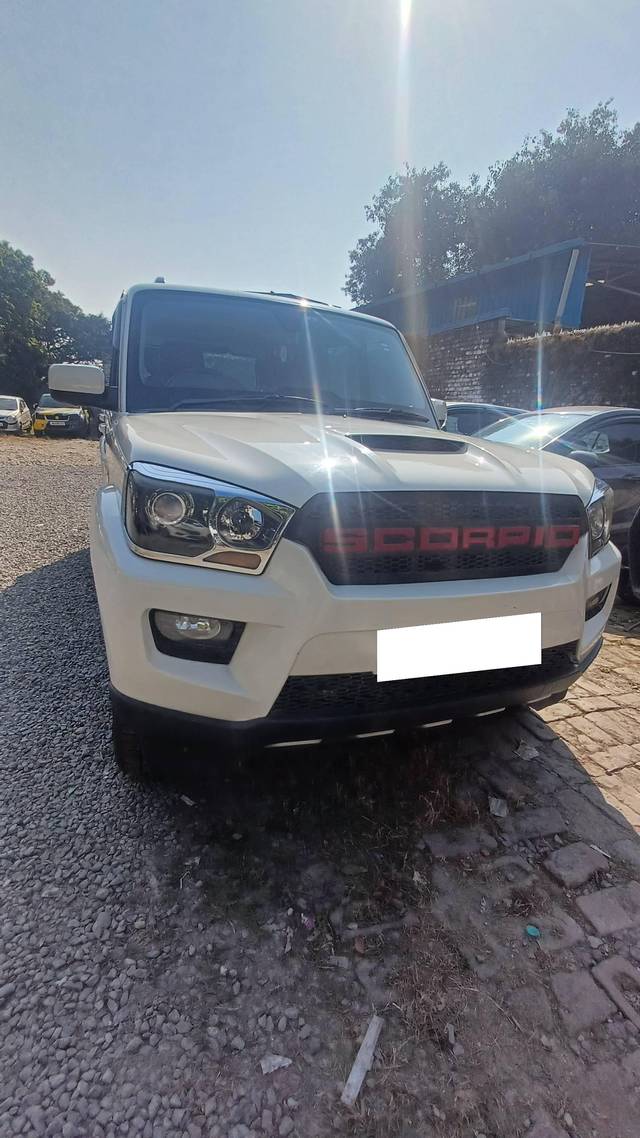 https://images10.gaadi.com/usedcar_image/4202896/original/processed_e8f06601b71124ef3d7f92a088e879b8.jpg?imwidth=6400