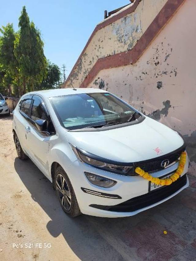 https://images10.gaadi.com/usedcar_image/4202977/original/processed_05dc985e-a4e4-4a93-a57a-aedb5748220a.jpg?imwidth=6400