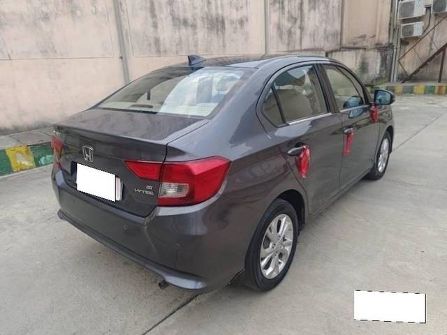 https://images10.gaadi.com/usedcar_image/4203021/original/processed_07034c8b51e46e4b24eb9d156f66b921.jpg?imwidth=6402