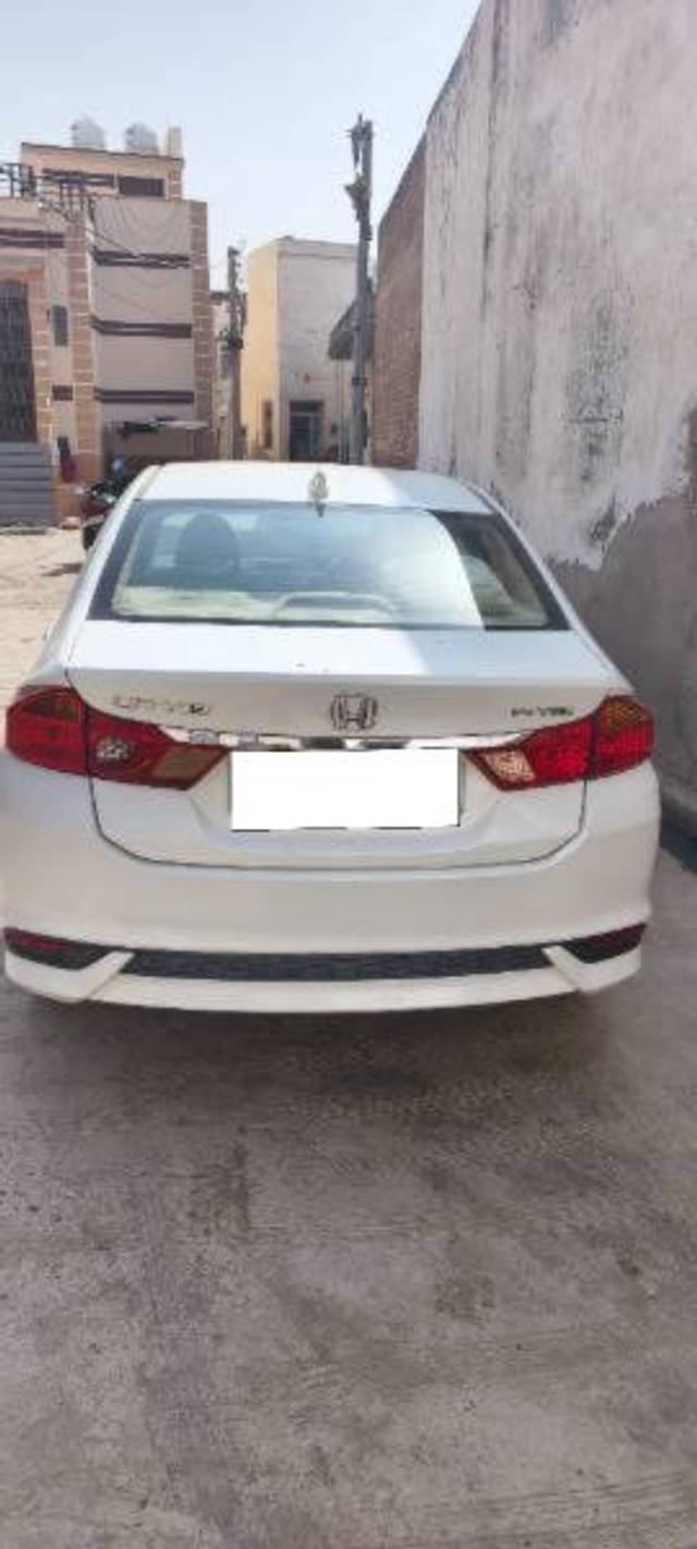 https://images10.gaadi.com/usedcar_image/4203396/original/processed_e237af95-29ef-4d67-811a-896b0d37f699.jpg?imwidth=6401