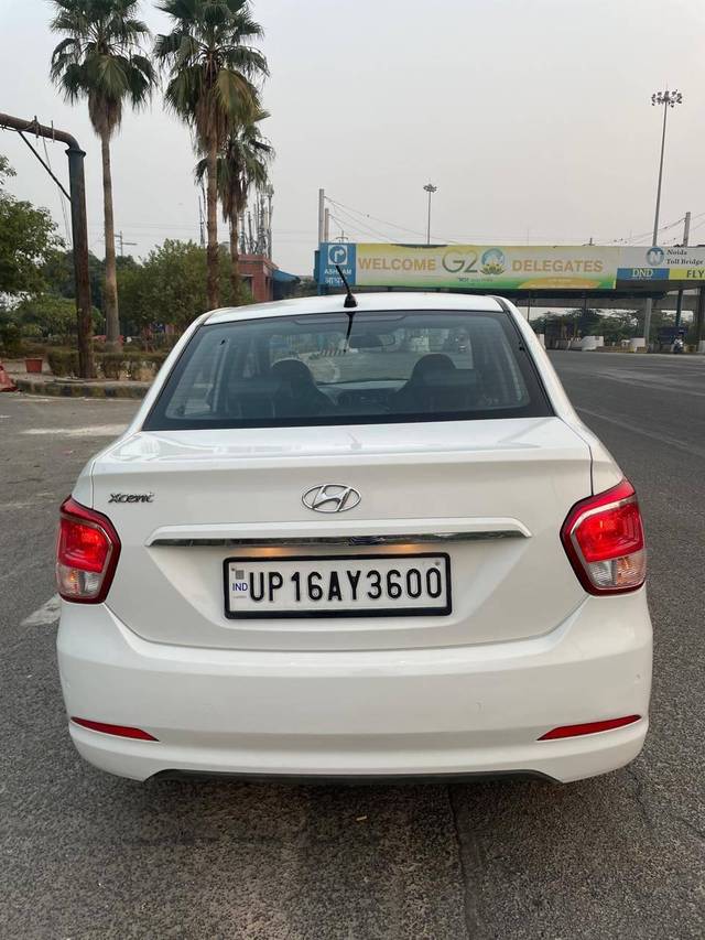 https://images10.gaadi.com/usedcar_image/4203454/original/processed_47a8cd813cae25e96b6ddb85db0d60bf.jpg?imwidth=6401