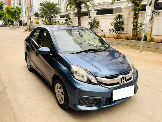 https://images10.gaadi.com/usedcar_image/4203561/original/processed_197a607ca474a00a795e7c361c2ba850.jpg?imwidth=6400