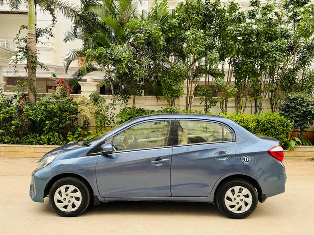 https://images10.gaadi.com/usedcar_image/4203561/original/processed_cb0849540b5b4bfb08373ddcc4f855eb.jpg?imwidth=6402