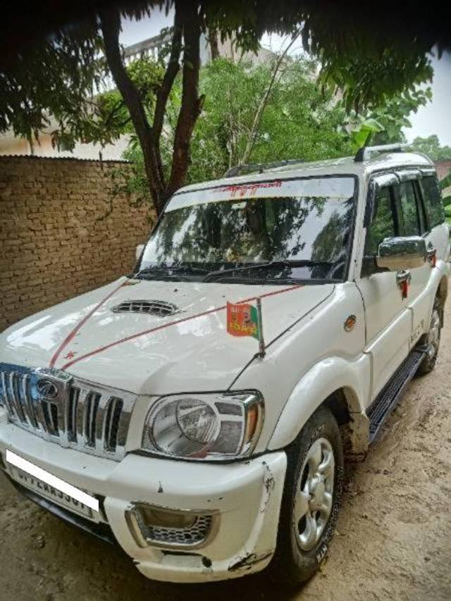 https://images10.gaadi.com/usedcar_image/4203768/original/processed_f22f9d25-3806-4fe1-ba67-128287ccb0f4.jpg?imwidth=6402