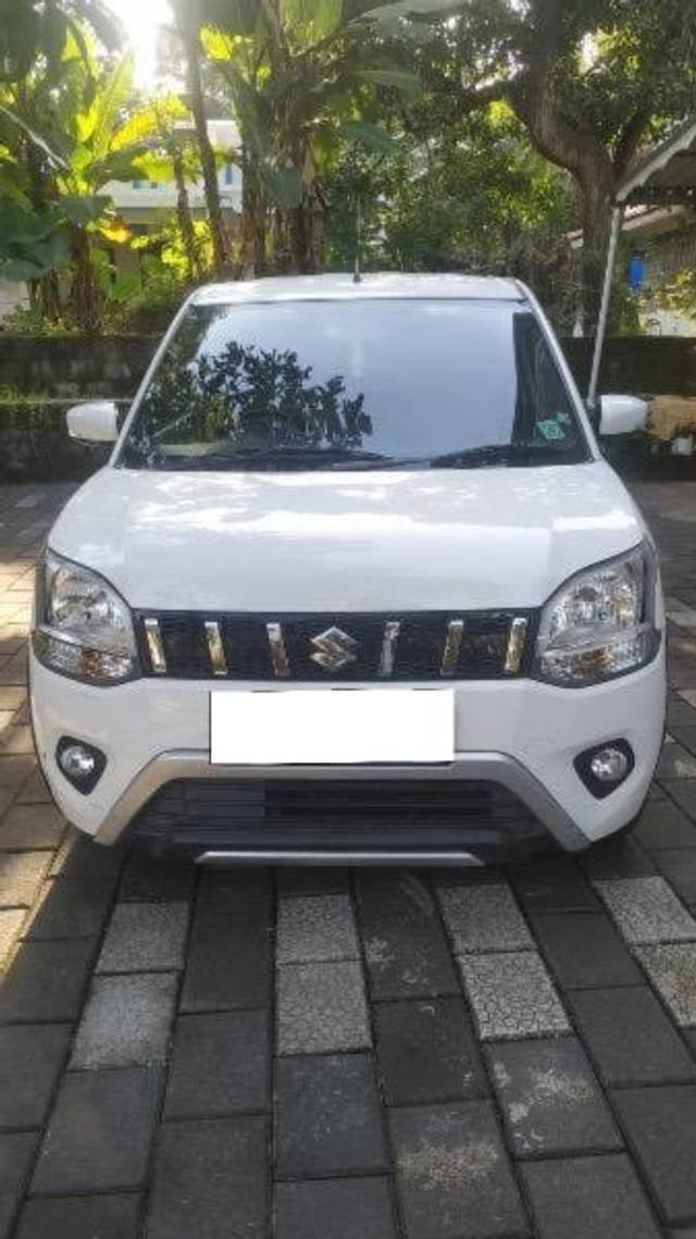 https://images10.gaadi.com/usedcar_image/4203875/original/processed_d997059f-cce5-4543-bc27-6dbb28ef00ba.jpeg?imwidth=6400