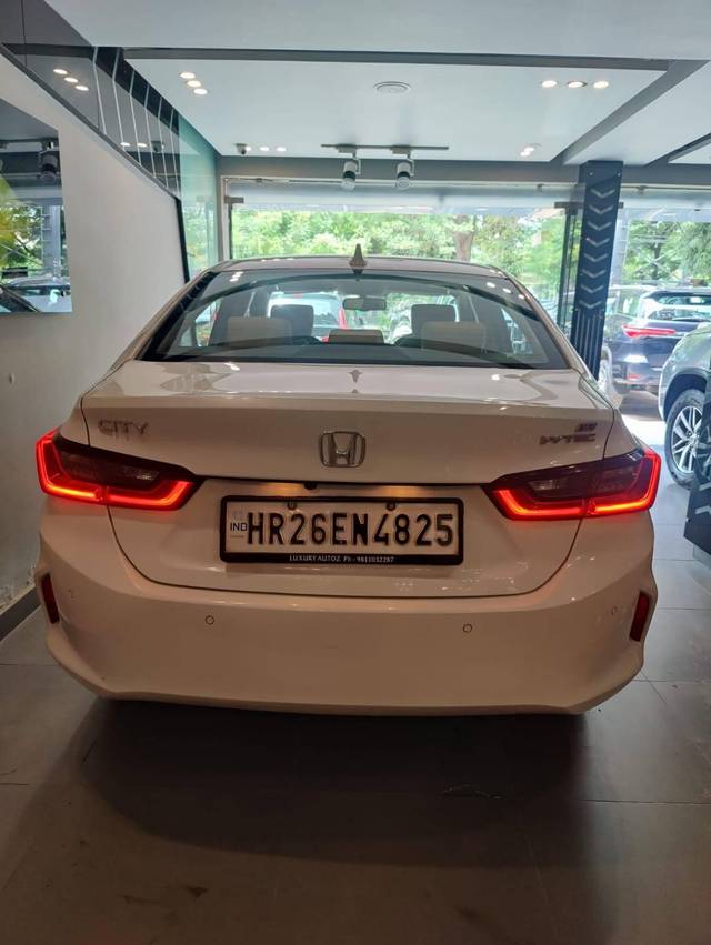 https://images10.gaadi.com/usedcar_image/4203973/original/processed_63f5c3319ab6084c9ea0c8ed59fefc83.jpg?imwidth=6402