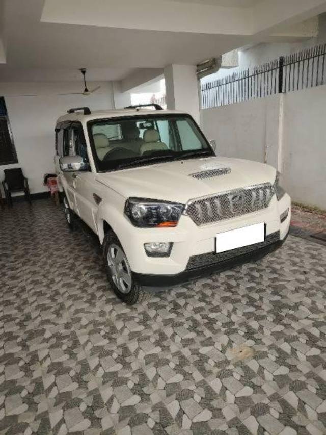 https://images10.gaadi.com/usedcar_image/4203979/original/processed_70ba131d-2702-4f50-9d8f-5f9aec0eff42.jpg?imwidth=6400