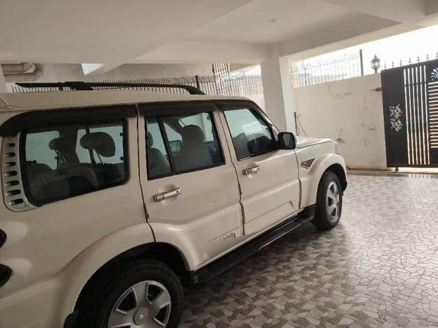 https://images10.gaadi.com/usedcar_image/4203979/original/processed_e07c0252-11c3-44c2-bb57-88ef772e73a3.jpg?imwidth=6401