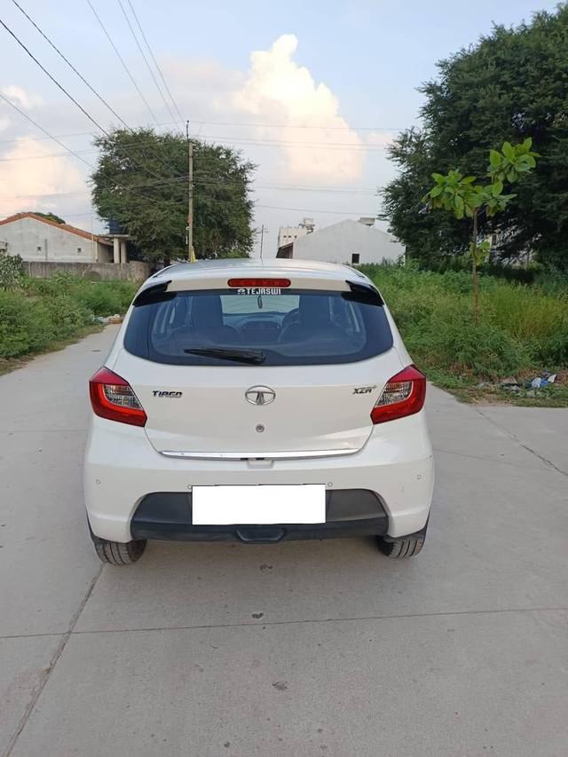 https://images10.gaadi.com/usedcar_image/4204082/original/processed_9d5aa3dcbf9c7f13b0ed0e991ab30dad.jpg?imwidth=6402