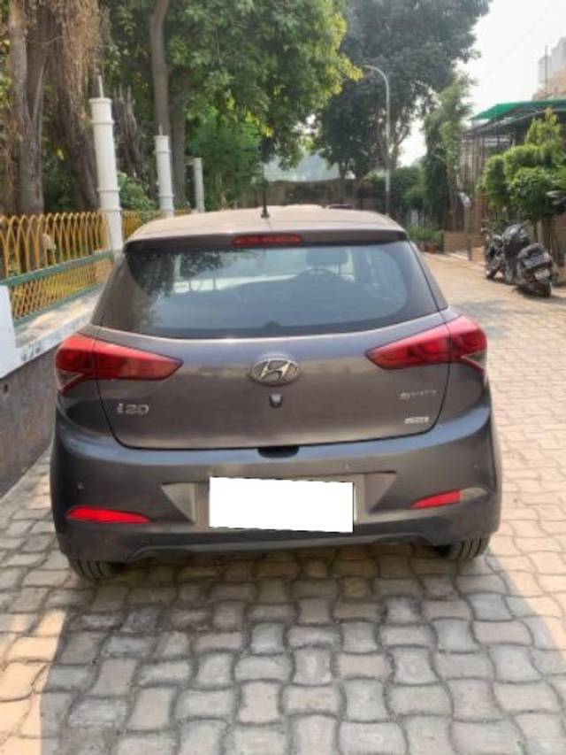 https://images10.gaadi.com/usedcar_image/4204195/original/processed_cbb200ef-df25-4138-ae3e-494d09a0c599.jpeg?imwidth=6402