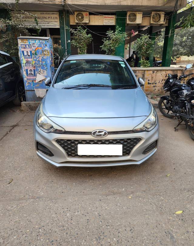 https://images10.gaadi.com/usedcar_image/4204278/original/processed_1271fdddcb3612987e31871b9771a0e6.jpg?imwidth=6400