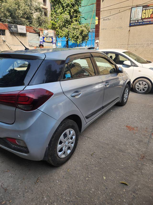 https://images10.gaadi.com/usedcar_image/4204278/original/processed_9d8fd8777cbbe76c31520e9b5c67e5bb.jpg?imwidth=6402