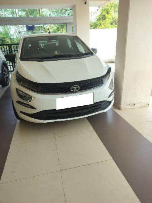 https://images10.gaadi.com/usedcar_image/4204289/original/processed_8289d86b-eb0c-4ce2-8568-a5e879445301.jpg?imwidth=6402