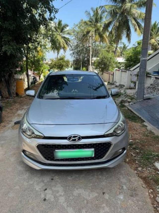 https://images10.gaadi.com/usedcar_image/4204448/original/processed_12aca51d-8534-4998-9304-46a4b7e24042.jpg?imwidth=6402