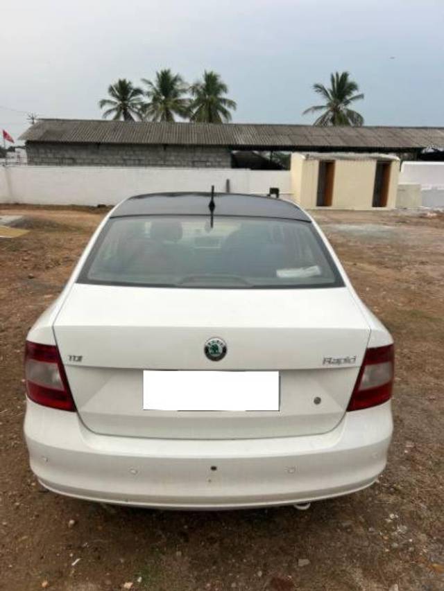 https://images10.gaadi.com/usedcar_image/4204931/original/processed_45bddb8f-6eb5-426c-8cf2-2a0e37473c60.jpg?imwidth=6402