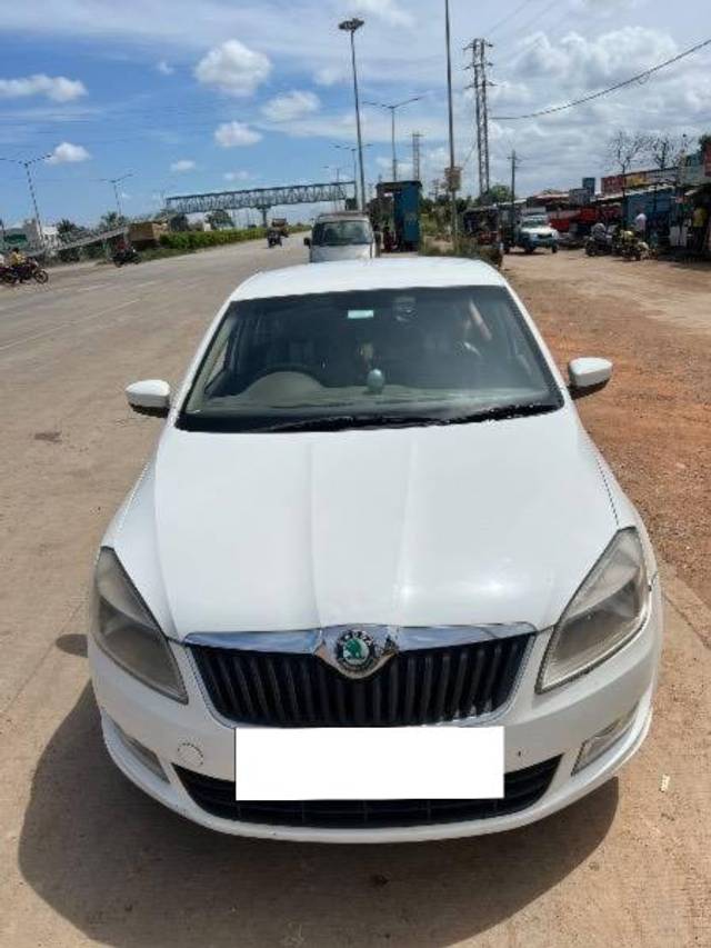 https://images10.gaadi.com/usedcar_image/4205001/original/processed_49b6020f-e27c-4ba3-a2a5-4962800387f2.jpg?imwidth=6400