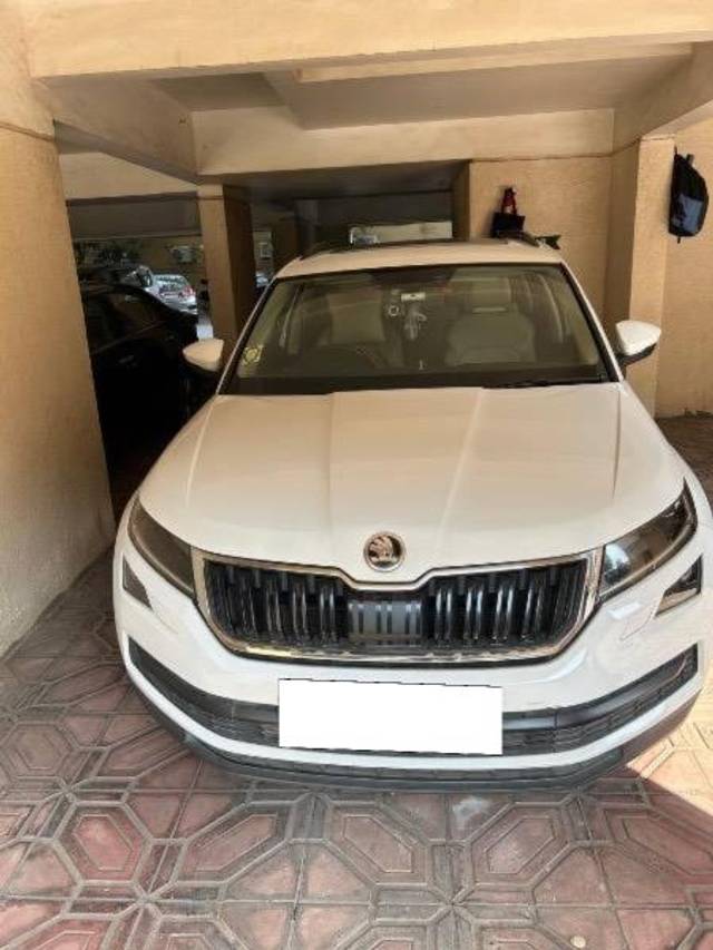 https://images10.gaadi.com/usedcar_image/4205042/original/processed_ca3cb962-8bb6-42fd-8e92-34b28385c62c.jpg?imwidth=6400