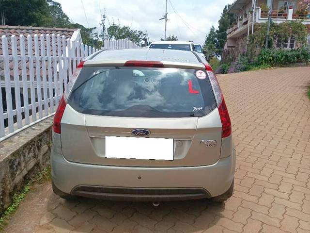 https://images10.gaadi.com/usedcar_image/4205069/original/processed_d9544d31-596e-4b95-8b38-53c9404b1d8a.jpg?imwidth=6400